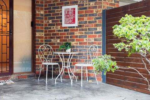 Magnificent Beachside Living At Heart Of Mornington - Pubs and Clubs 3