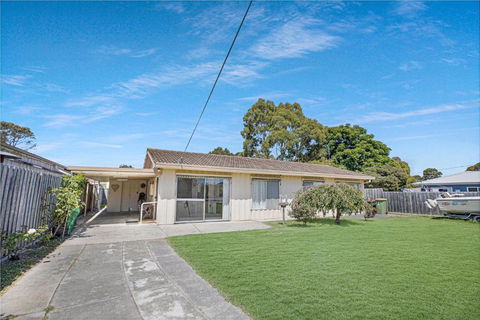 Magpie Cottage - Pubs and Clubs 1