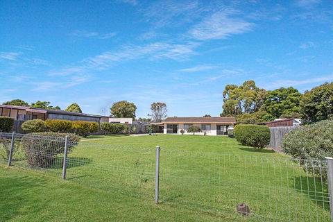 Magpie Cottage - Pubs and Clubs 2