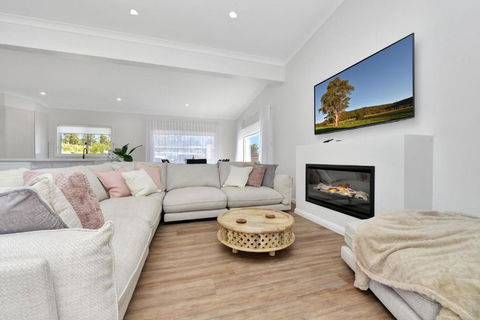 Magpie Three- Two For Joy Estate - Pubs and Clubs 3