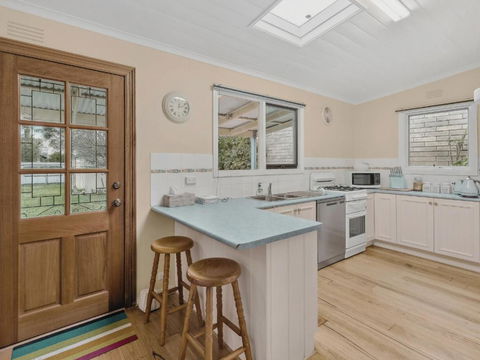 Maison Cottage - Pubs and Clubs 2