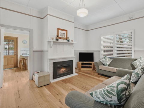 Maison Cottage - Pubs and Clubs 0