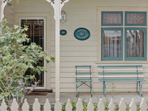 Maison Cottage - Pubs and Clubs 1