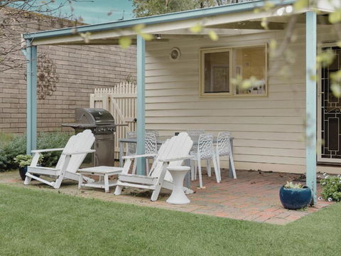 Maison Cottage - Pubs and Clubs 3