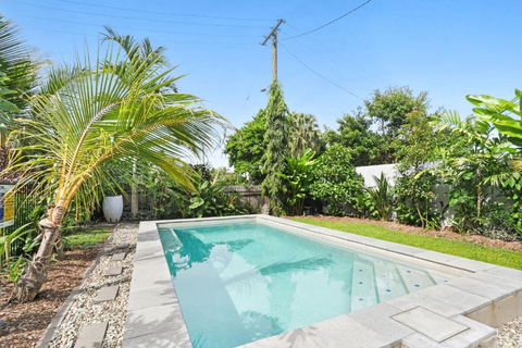 Maison Daintree - Mount Whitfield View - Pubs and Clubs 1