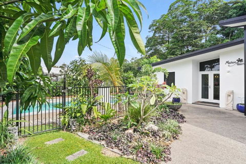 Maison Daintree - Mount Whitfield View - Pubs and Clubs 2