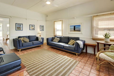 Mandys Cottage - 7 Memorial Avenue South West Rocks - Pubs and Clubs 1