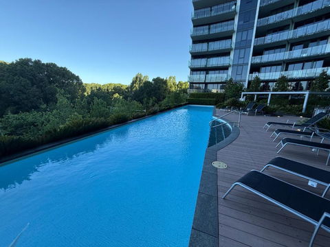 Manhattan Luxe Views L14 Pool Spa Gym 1BR 1 Bath 1 Secure Parking Central City - Pubs and Clubs 0