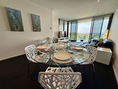 Manhattan Luxe Views L14 Pool Spa Gym 1BR 1 Bath 1 Secure Parking Central City - Pubs and Clubs 2