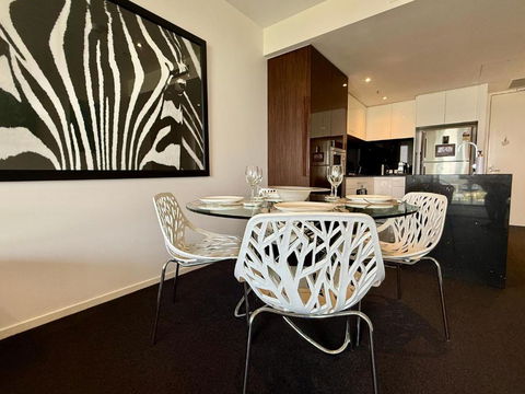 Manhattan Luxe Views L14 Pool Spa Gym 1BR 1 Bath 1 Secure Parking Central City - Pubs and Clubs 1