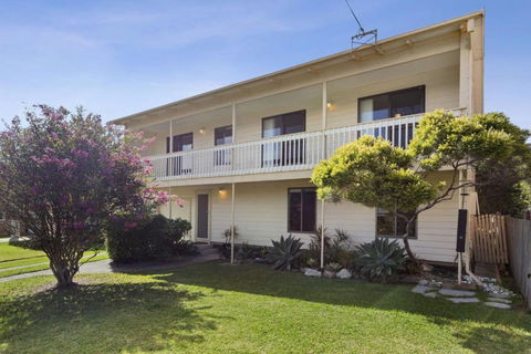 Manyana Deck Life - Pubs and Clubs 0