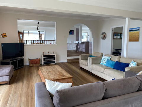 Manyana Views - Pubs and Clubs 3