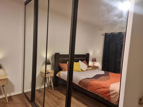 Master Bedroom In Shared House - Pubs and Clubs 2