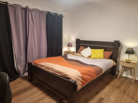Master Bedroom In Shared House - Pubs and Clubs 1