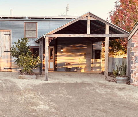 Maple Lane Farm Stay - Pubs and Clubs 1