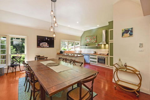 MapleWood House - Pubs and Clubs 1