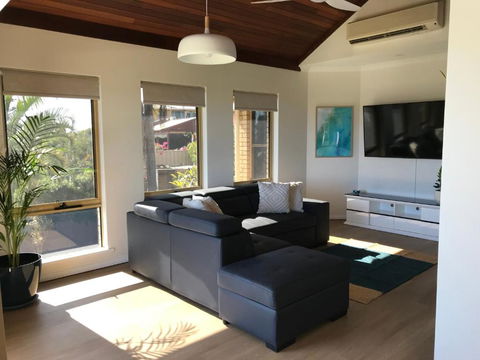 Marina Luxury Apartment & Marina Retreat Ground Floor With Ocean Views Beresford - Pubs and Clubs 2