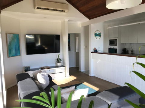 Marina Luxury Apartment & Marina Retreat Ground Floor With Ocean Views Beresford - Pubs and Clubs 3