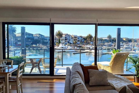 Marina Magic Getaways - Your Waterfront Retreat - Pubs and Clubs 1