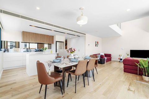 Mascot Spacious Loft Apt Near Train - Pubs and Clubs 0