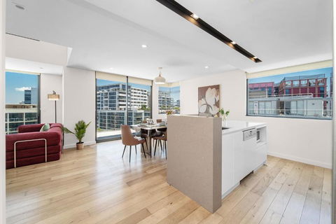 Mascot Spacious Loft Apt Near Train - Pubs and Clubs 2