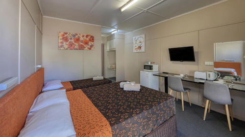 Matilda Motel - Pubs and Clubs 1