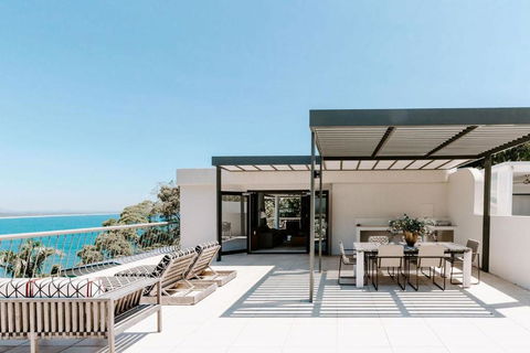 Mavis - Little Cove - Pubs and Clubs 0