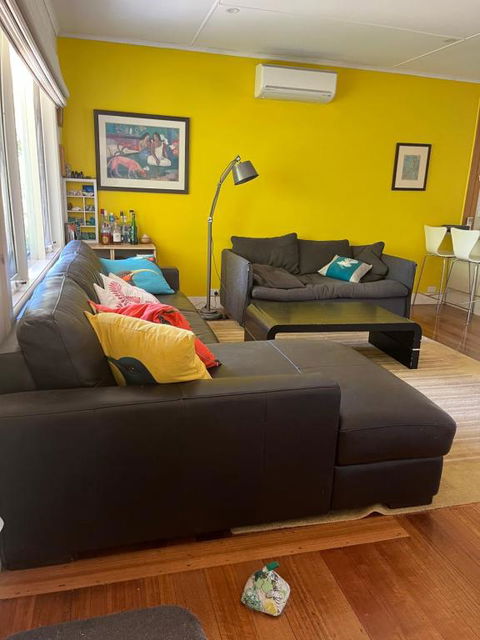 Mcrae Retro Beach House ! - Pubs and Clubs 0