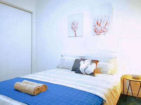 Mel South East Huge Luxury Home - Pubs and Clubs 1