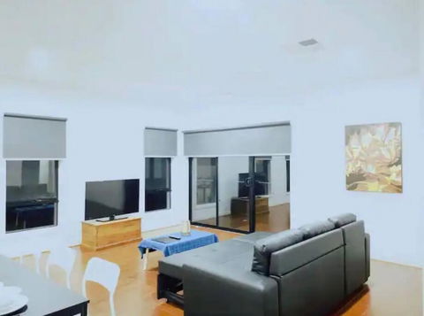 Mel South East Huge Luxury Home - Pubs and Clubs 3