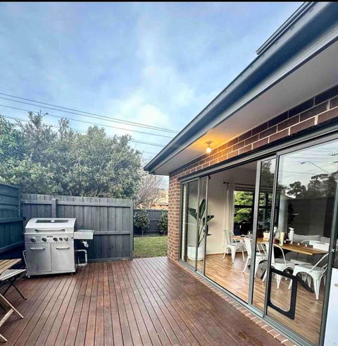 Melbourne Home Close To Airport & Train Station - Pubs and Clubs 1