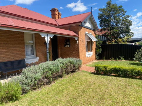 Merala A Cosy Cottage With Easy Stroll To CBD - Pubs and Clubs 0