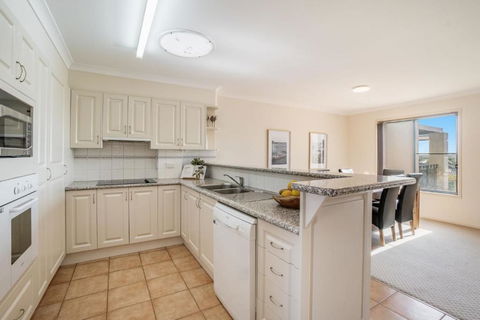 Meridian 6 - Conveniently Located Near Pippi Beach - Pubs and Clubs 2