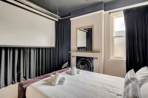 Mesmerising 3BR Home Cinema Room Spa Bath - Pubs and Clubs 2