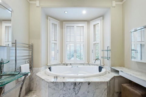 Mesmerising 3BR Home Cinema Room Spa Bath - Pubs and Clubs 1