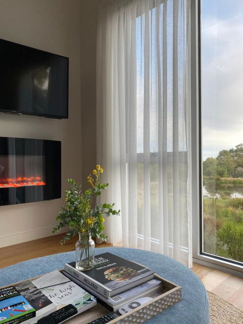 Messmates Luxury Eco Suites - Pubs and Clubs 3