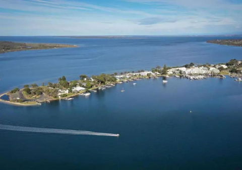 Metung Akora 2Bdrm Apartment 1 - Pets & Boats Welcome! Close To Town, Free Wifi & Netflix - Pubs and Clubs 1