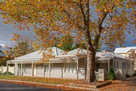 Mews Cottages - Pubs and Clubs 0