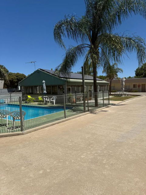 Mia Motel - Pubs and Clubs 1