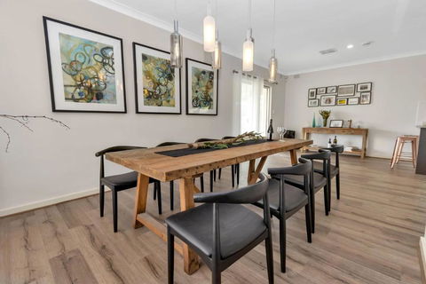 Mid Century 4 Bedroom Getaway In Barossa Vineyard - Pubs and Clubs 2