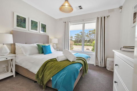 Mid Century 4 Bedroom Getaway In Barossa Vineyard - Pubs and Clubs 1