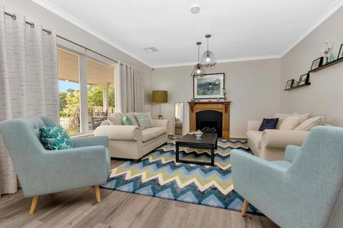 Mid Century 4 Bedroom Getaway In Barossa Vineyard - Pubs and Clubs 0