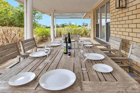 Mid Century 4 Bedroom Getaway In Barossa Vineyard - Pubs and Clubs 3