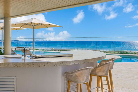 Miles At Kirra Point 303 - Pubs and Clubs 1