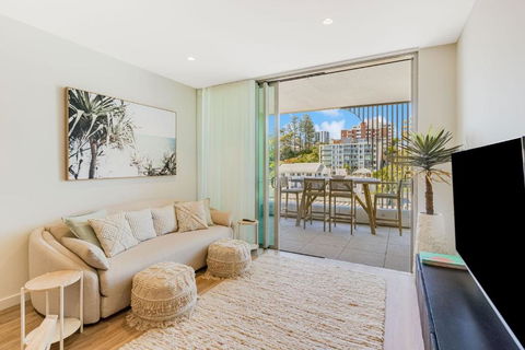 Miles At Kirra Point 303 - Pubs and Clubs 3