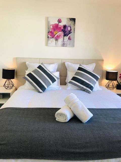 Melbourne Inner City Holiday Home Near CBD & Flemington - Pubs and Clubs 2