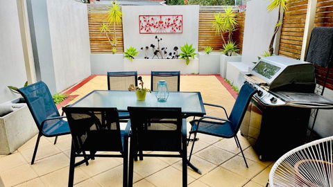 Melbourne Inner City Holiday Home Near CBD & Flemington - Pubs and Clubs 0