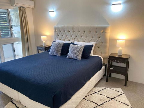 Meander To The Strand On McKinley - Pubs and Clubs 3