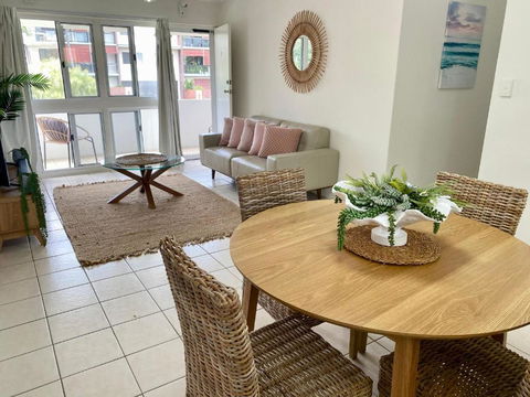 Meander To The Strand On McKinley - Pubs and Clubs 2