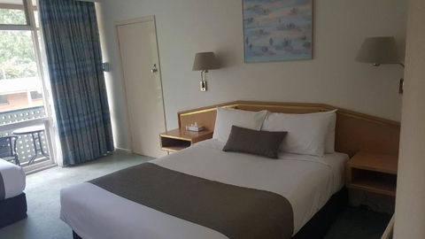 Moe Parklands Motel - Pubs and Clubs 0